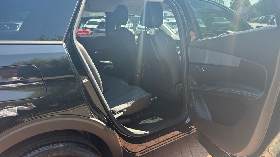 Peugeot 5008 1.2 PureTech Allure Premium+ 5dr EAT8 Petrol Estate - Image 22