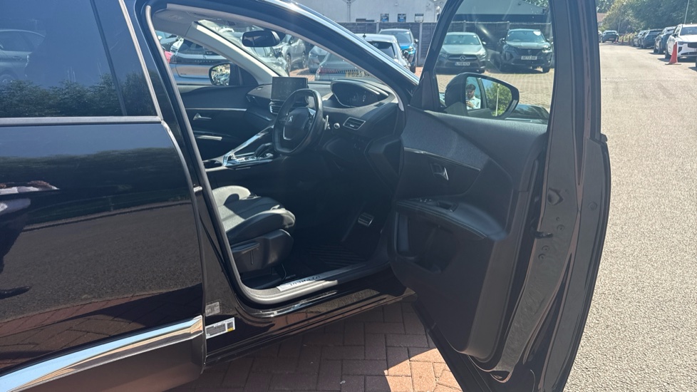 Peugeot 5008 1.2 PureTech Allure Premium+ 5dr EAT8 Petrol Estate - Image 24