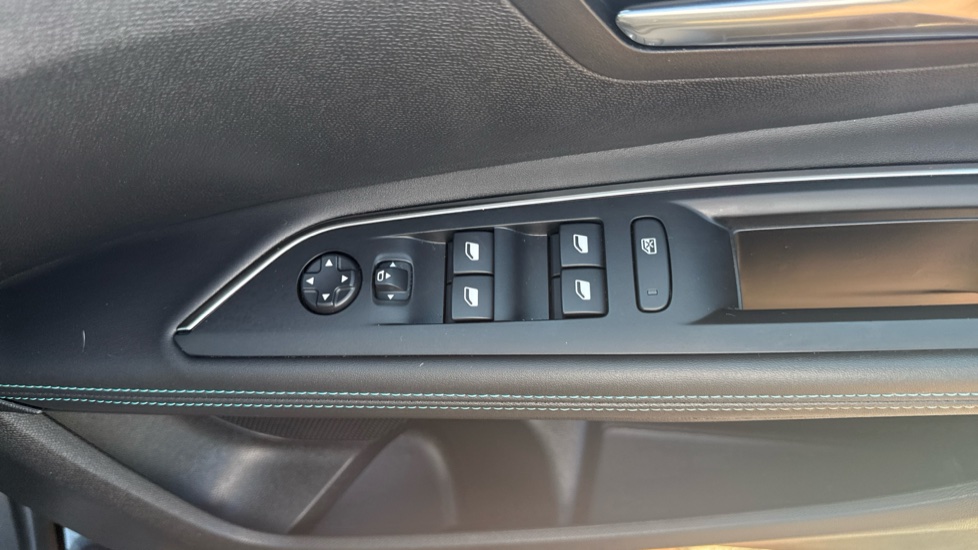 Peugeot 5008 1.2 PureTech Allure Premium+ 5dr EAT8 Petrol Estate - Image 25