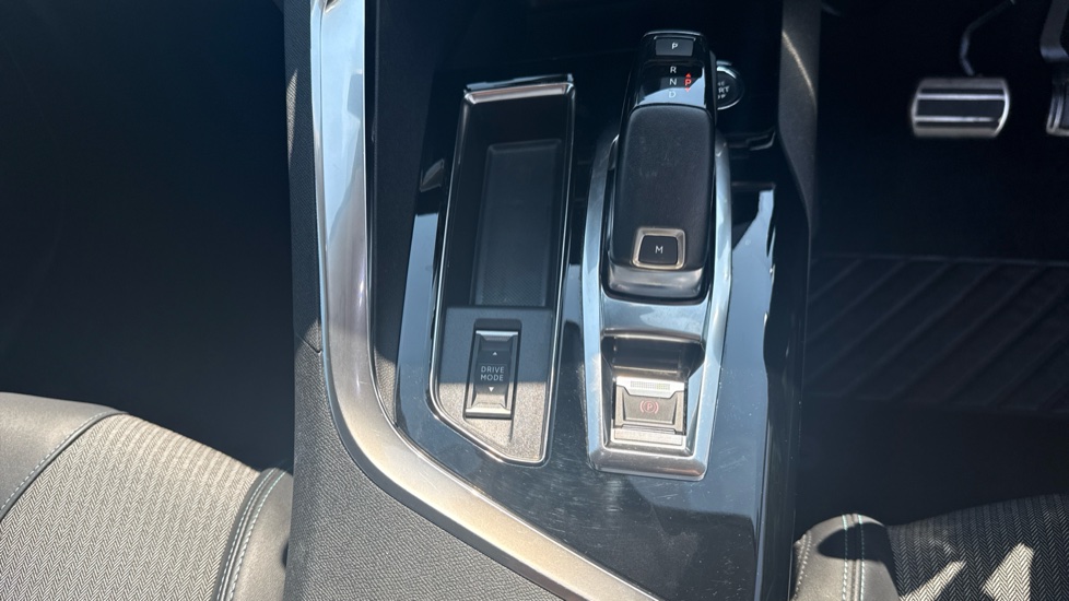 Peugeot 5008 1.2 PureTech Allure Premium+ 5dr EAT8 Petrol Estate - Image 34