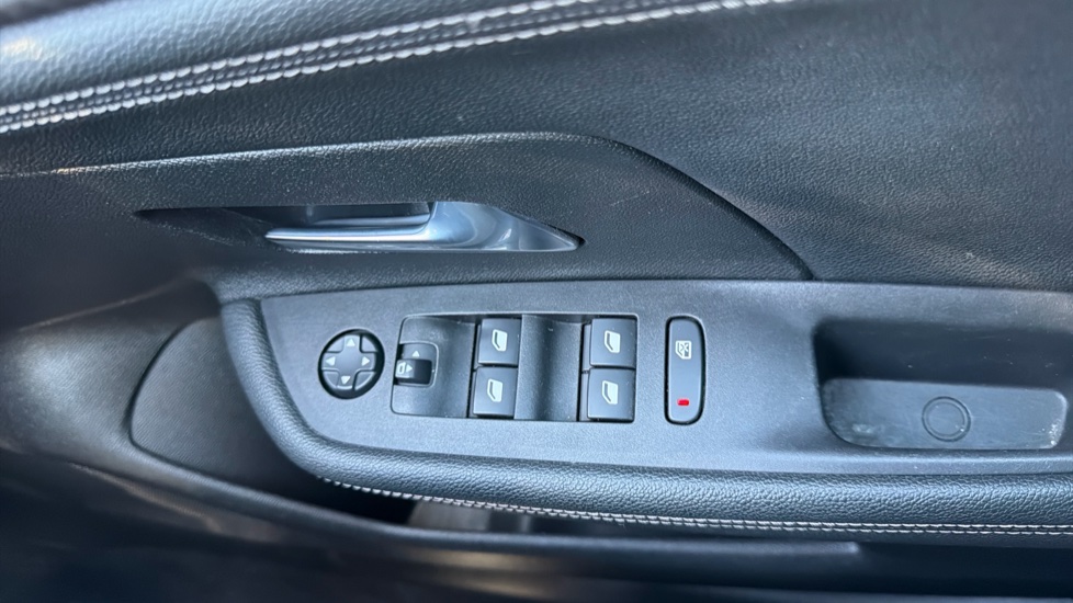 Vauxhall Mokka 100kW Ultimate 50kWh 5dr Auto Electric Hatchback - Image 41