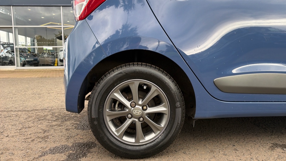 Hyundai i10 1.2 Premium 5dr Petrol Hatchback - Image 7