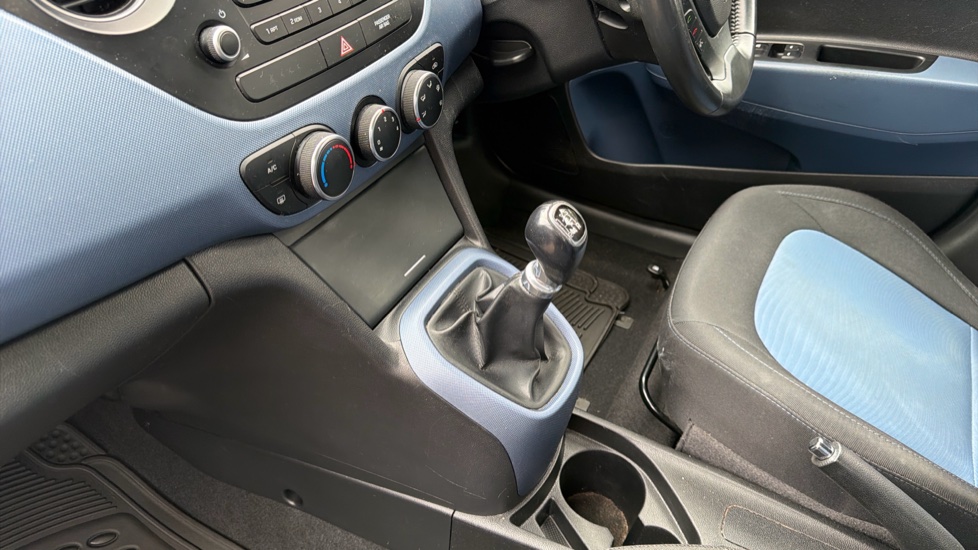 Hyundai i10 1.2 Premium 5dr Petrol Hatchback - Image 13