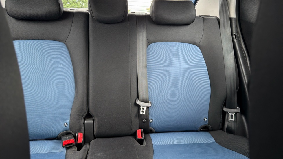 Hyundai i10 1.2 Premium 5dr Petrol Hatchback - Image 15
