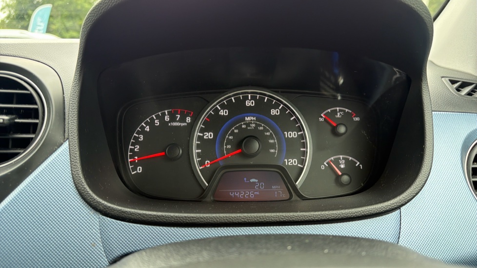Hyundai i10 1.2 Premium 5dr Petrol Hatchback - Image 18