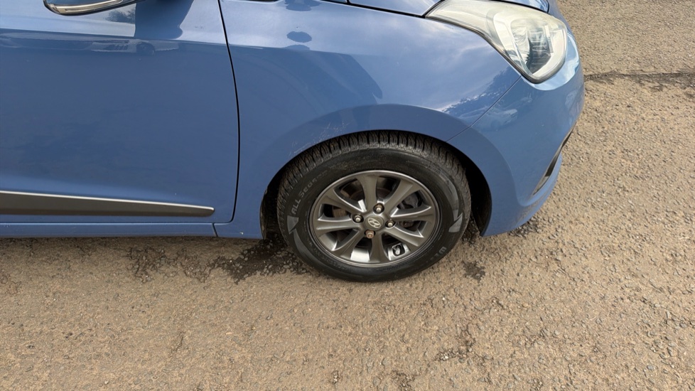 Hyundai i10 1.2 Premium 5dr Petrol Hatchback - Image 25
