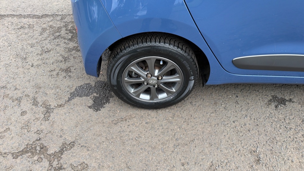 Hyundai i10 1.2 Premium 5dr Petrol Hatchback - Image 26