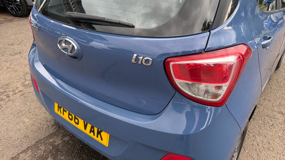 Hyundai i10 1.2 Premium 5dr Petrol Hatchback - Image 27