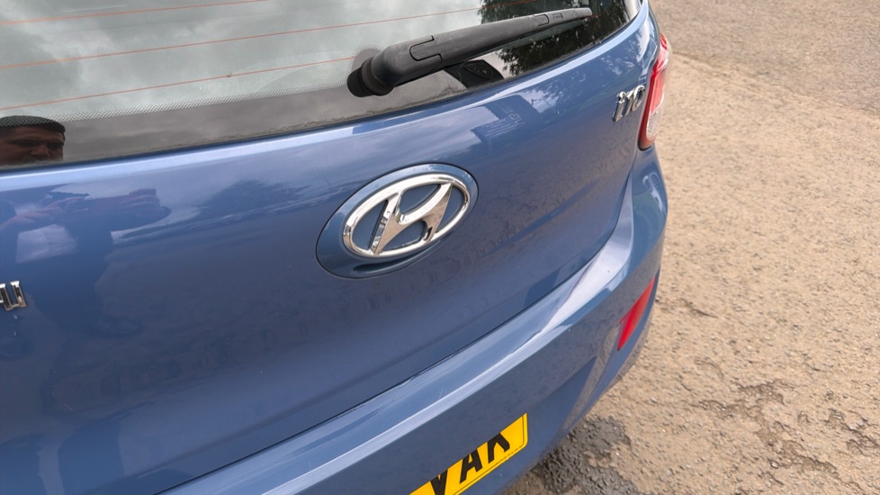 Hyundai i10 1.2 Premium 5dr Petrol Hatchback - Image 29