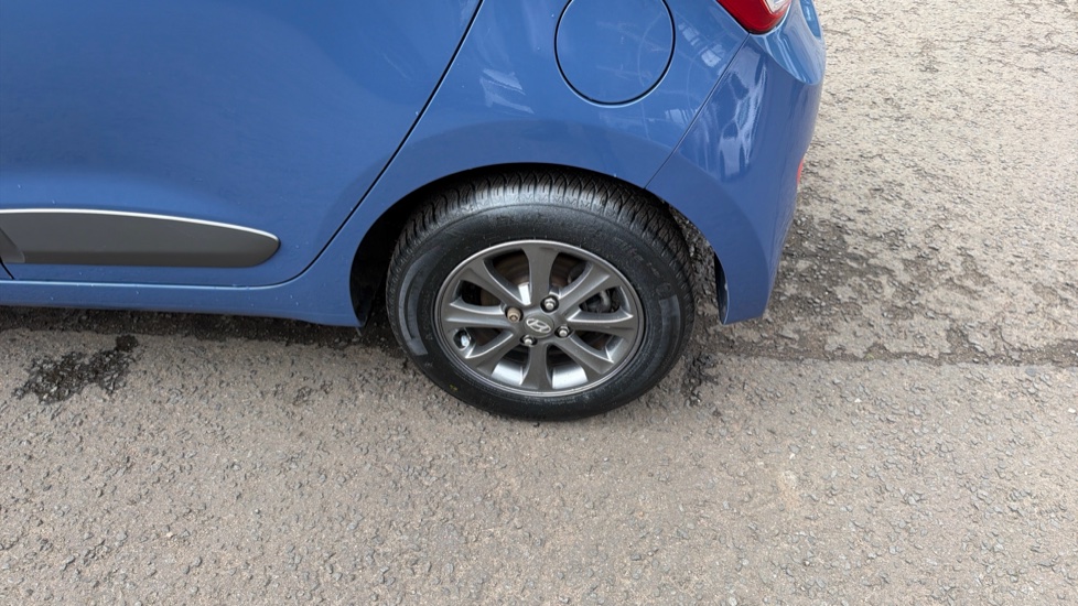 Hyundai i10 1.2 Premium 5dr Petrol Hatchback - Image 30