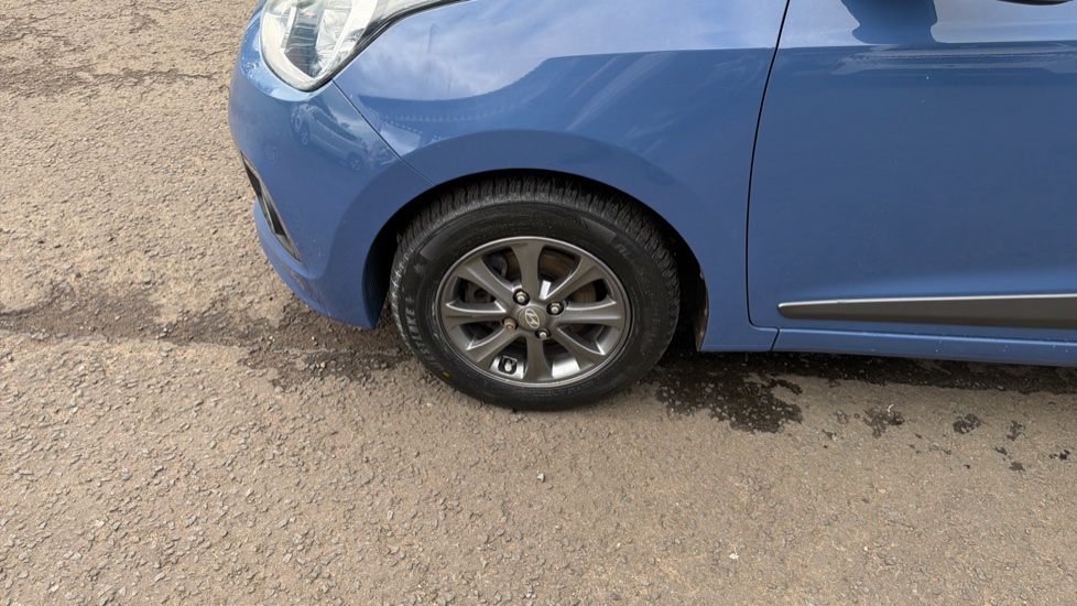 Hyundai i10 1.2 Premium 5dr Petrol Hatchback - Image 31