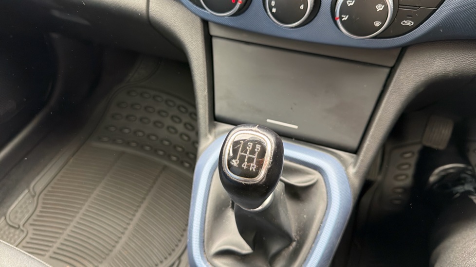 Hyundai i10 1.2 Premium 5dr Petrol Hatchback - Image 36