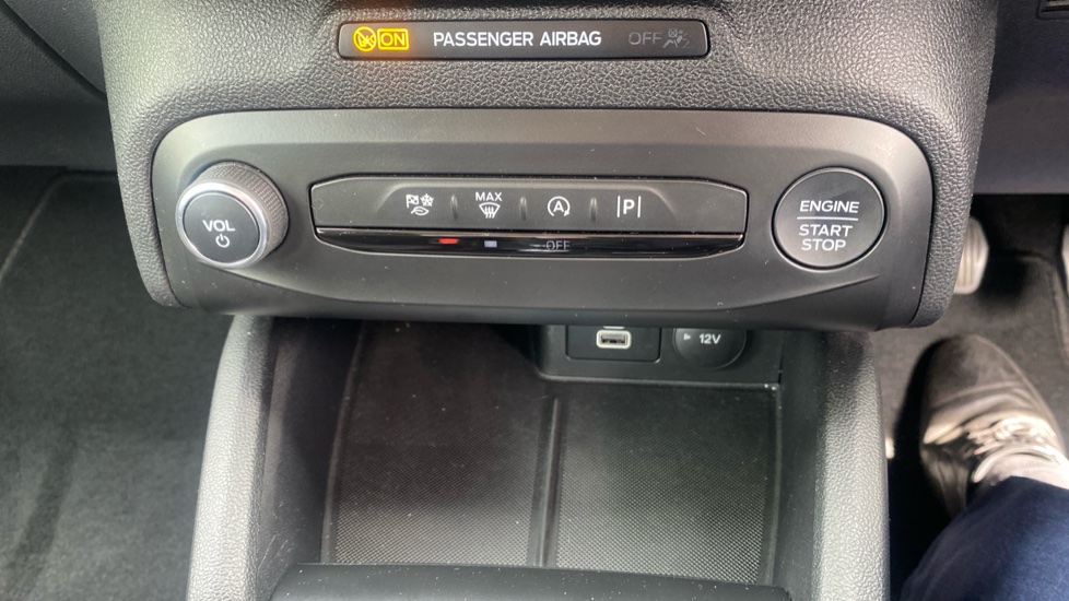 Ford Focus 1.0 EcoBoost Titanium 5dr Petrol Hatchback - Image 31