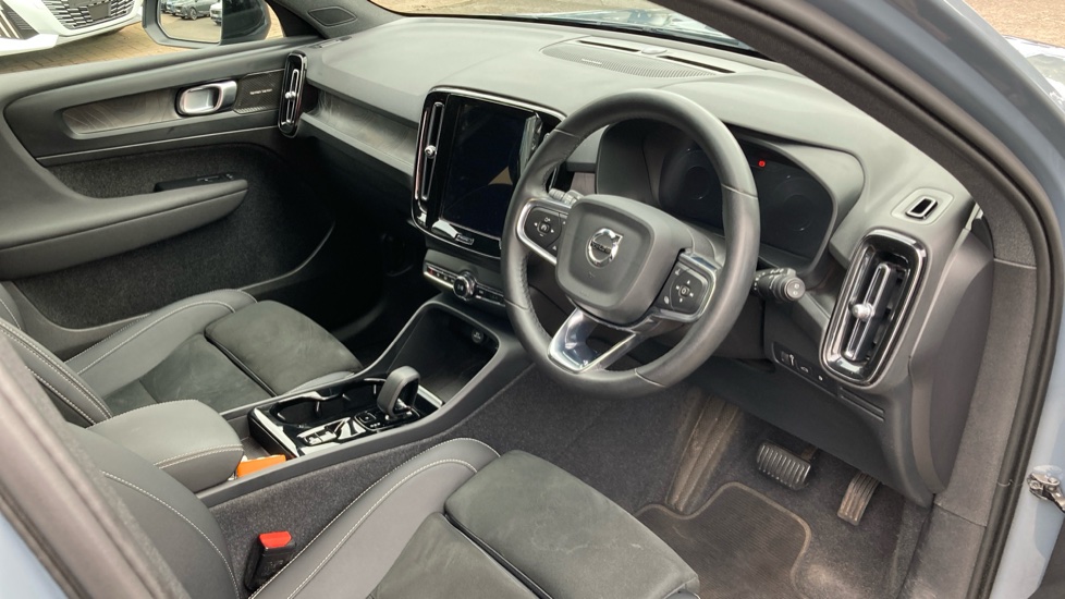 Volvo XC40 1.5 T5 Recharge PHEV Ultimate Dark 5dr Auto Estate - Image 11
