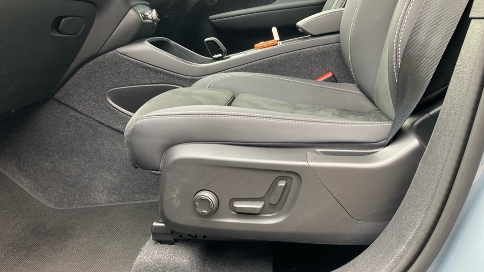 Volvo XC40 1.5 T5 Recharge PHEV Ultimate Dark 5dr Auto Estate - Image 23