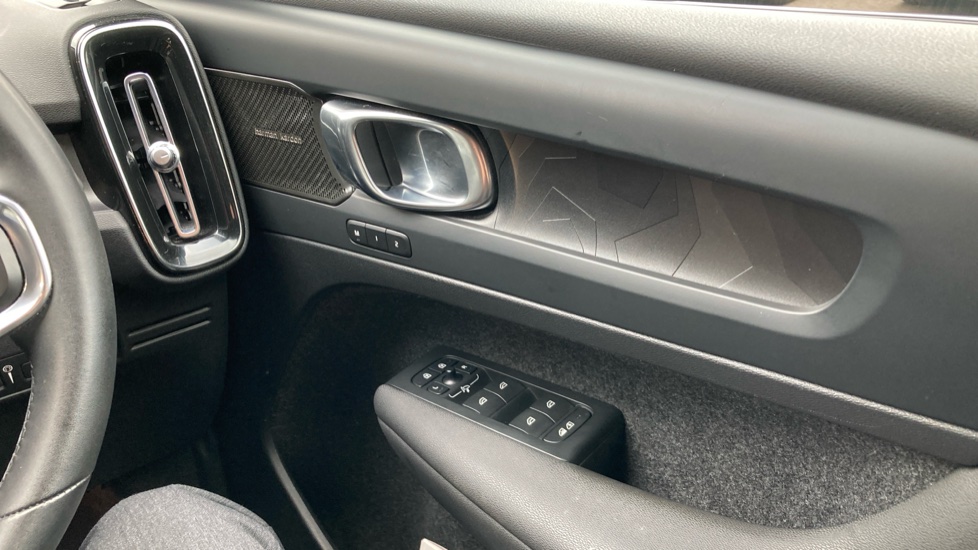 Volvo XC40 1.5 T5 Recharge PHEV Ultimate Dark 5dr Auto Estate - Image 26