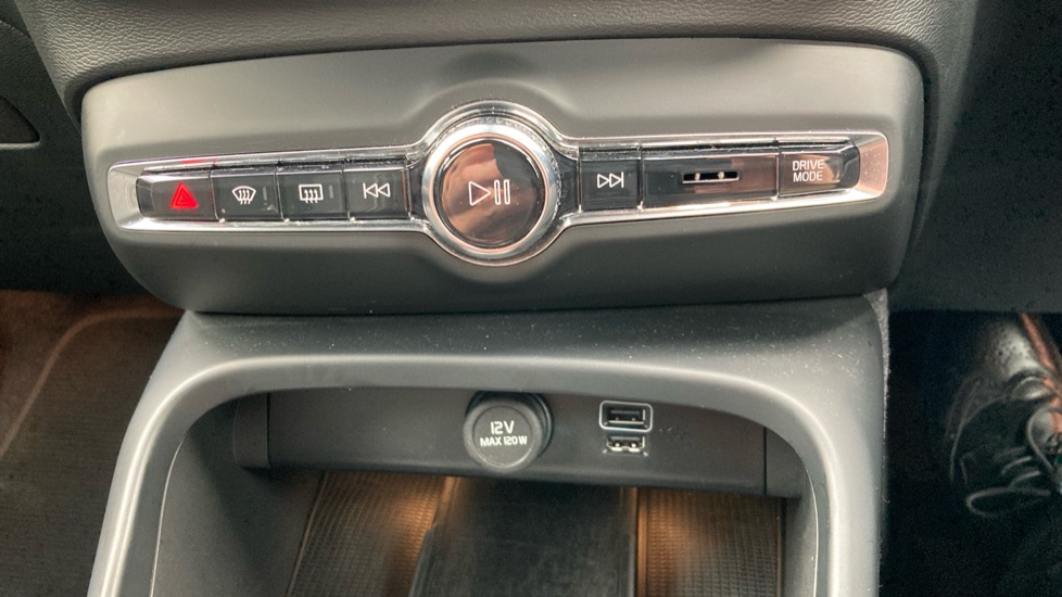 Volvo XC40 1.5 T5 Recharge PHEV Ultimate Dark 5dr Auto Estate - Image 35