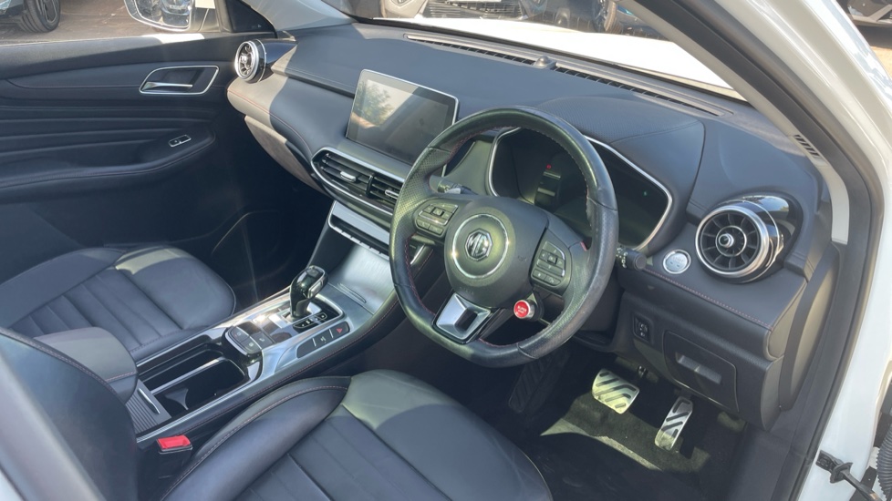 MG HS 1.5 T-GDI Exclusive 5dr DCT Petrol Hatchback - Image 11