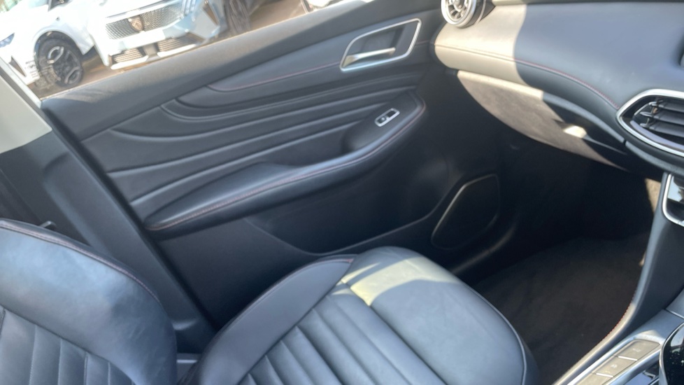 MG HS 1.5 T-GDI Exclusive 5dr DCT Petrol Hatchback - Image 42