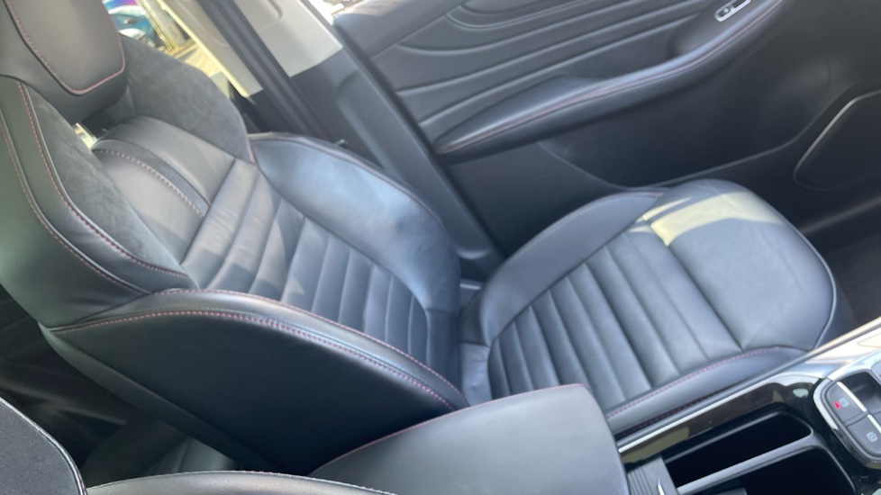 MG HS 1.5 T-GDI Exclusive 5dr DCT Petrol Hatchback - Image 43