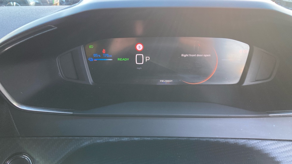 Peugeot 2008 100kW Allure 50kWh 5dr Auto Electric Estate - Image 18