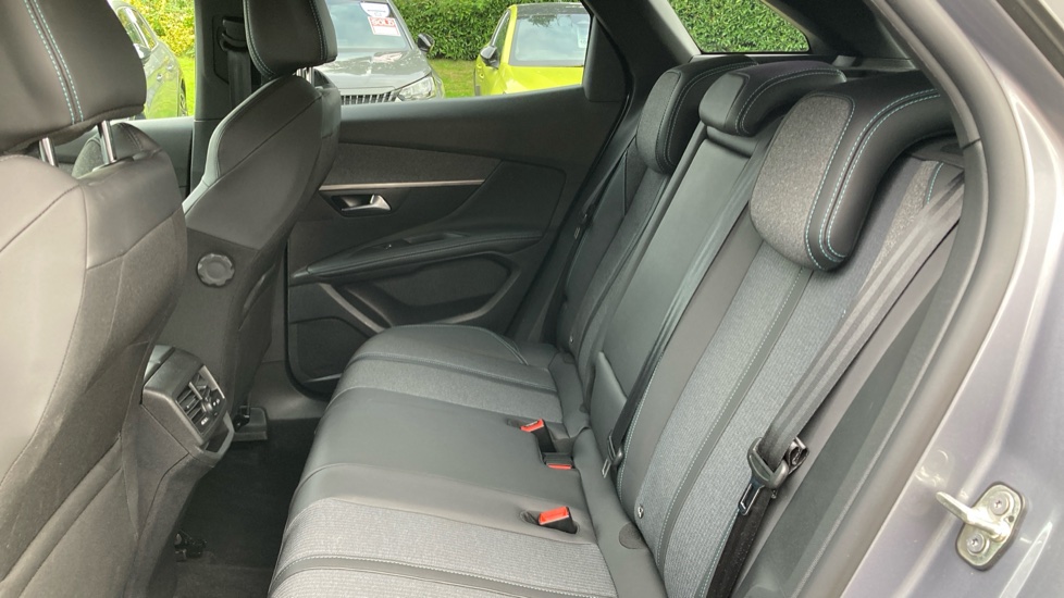 Peugeot 3008 1.2 PureTech Allure Premium+ 5dr EAT8 Petrol Estate - Image 16