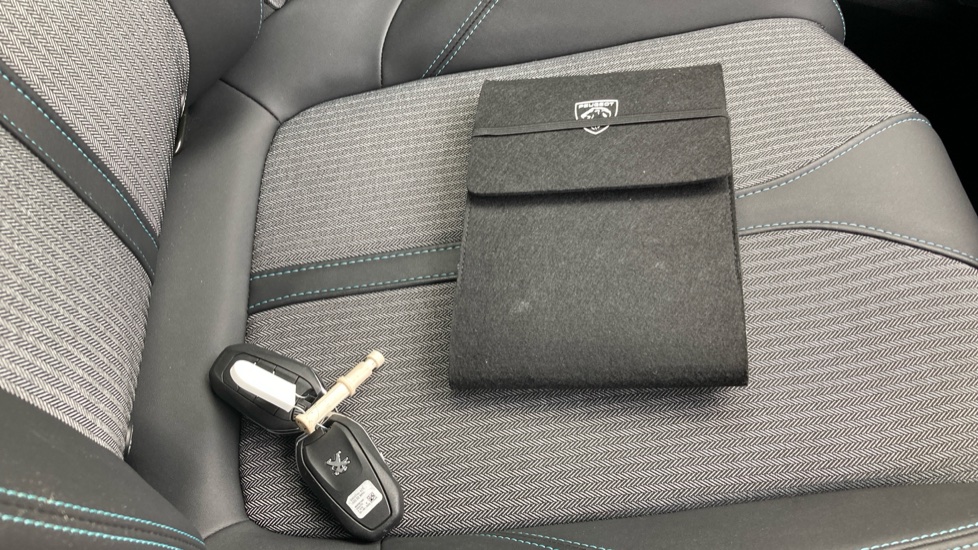 Peugeot 3008 1.2 PureTech Allure Premium+ 5dr EAT8 Petrol Estate - Image 19