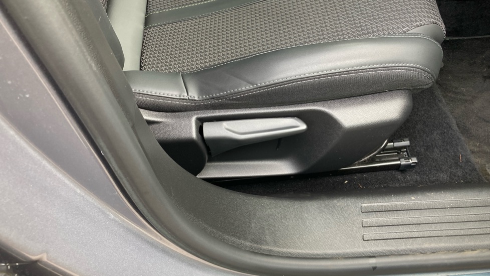 Peugeot 2008 100kW GT 50kWh 5dr Auto Electric Estate - Image 33
