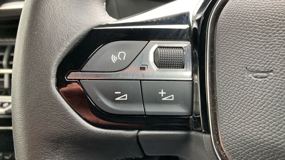 Peugeot 2008 1.2 PureTech Allure Premium+ 5dr Petrol Estate - Image 39