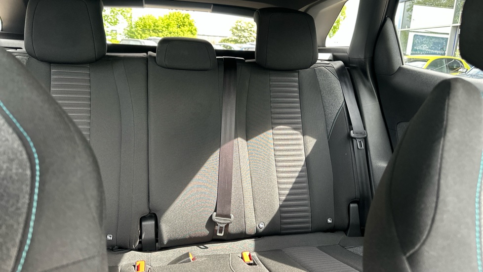 Peugeot 3008 1.6 Hybrid 180 Active 5dr e-EAT8 Estate - Image 15