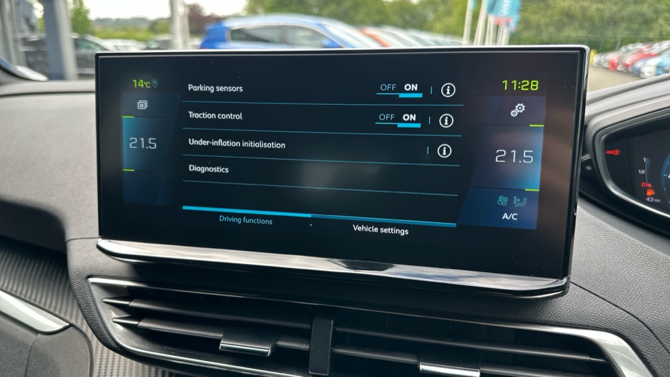 Peugeot 3008 1.6 Hybrid 180 Active 5dr e-EAT8 Estate - Image 22
