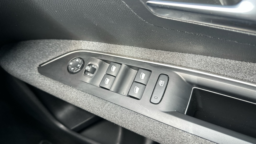 Peugeot 3008 1.6 Hybrid 180 Active 5dr e-EAT8 Estate - Image 27