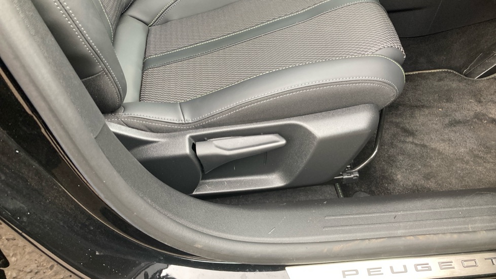 Peugeot 208 1.2 PureTech 100 GT 5dr Petrol Hatchback - Image 35