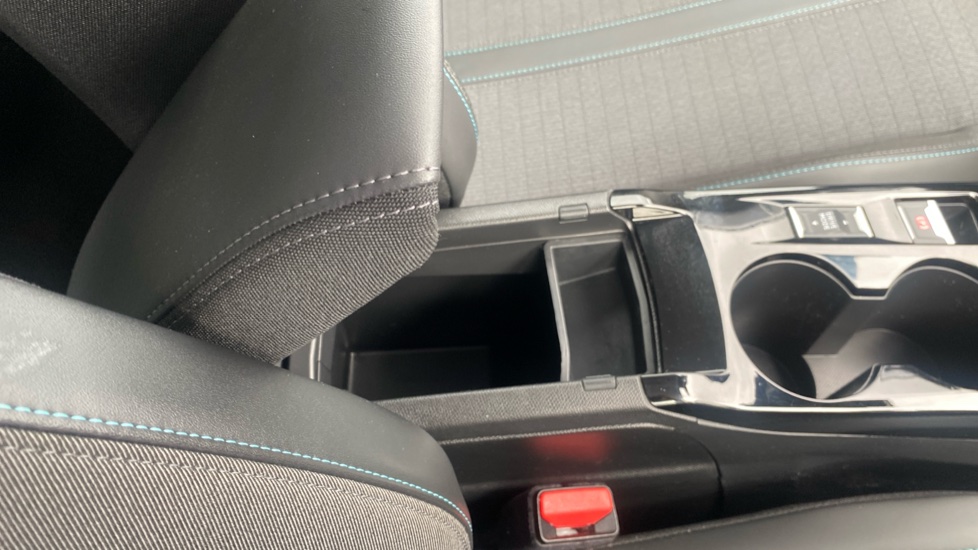 Peugeot 208 1.2 PureTech 100 Allure Premium + 5dr EAT8 Petrol Hatchback - Image 35