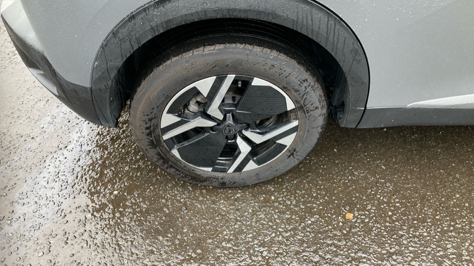 Peugeot 2008 1.2 PureTech 130 Allure 5dr Petrol Estate - Image 24