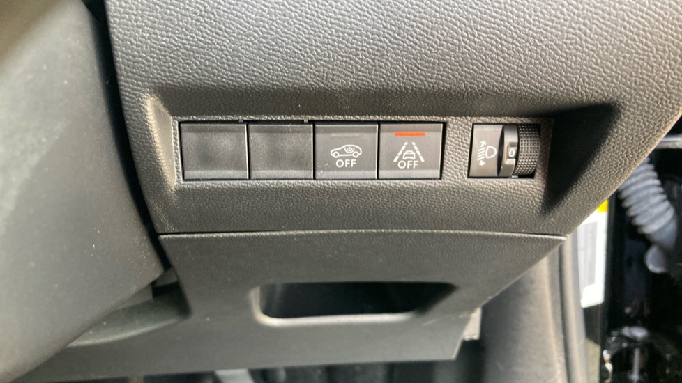 Peugeot 2008 100kW Active Premium+ 50kWh 5dr Auto Electric Estate - Image 36