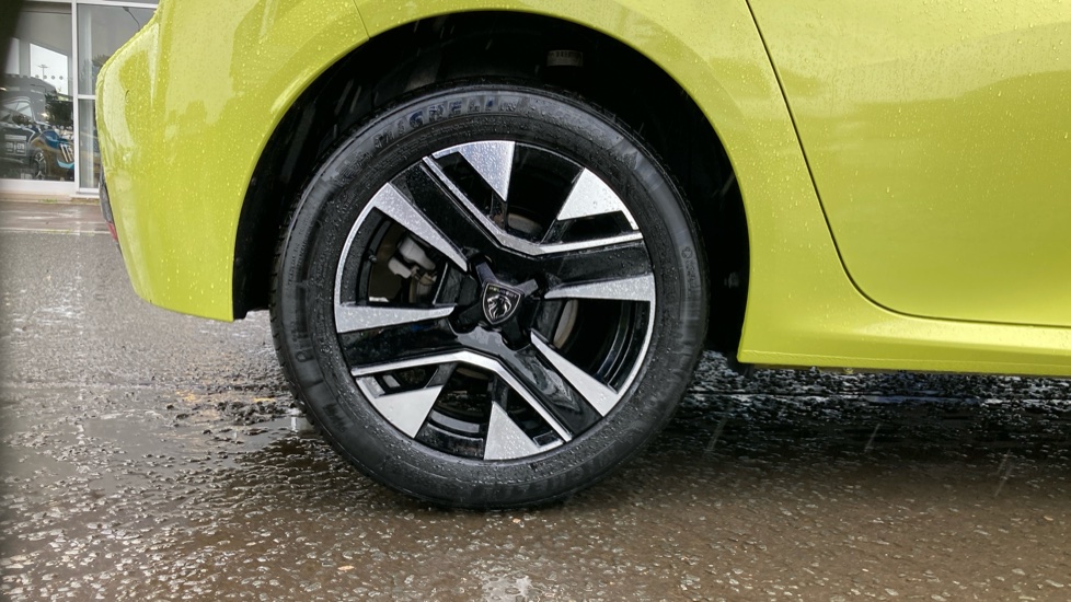 Peugeot 208 1.2 PureTech 100 Allure 5dr Petrol Hatchback - Image 7