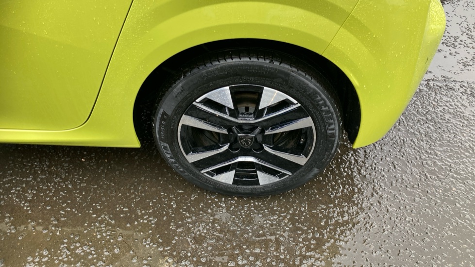 Peugeot 208 1.2 PureTech 100 Allure 5dr Petrol Hatchback - Image 26