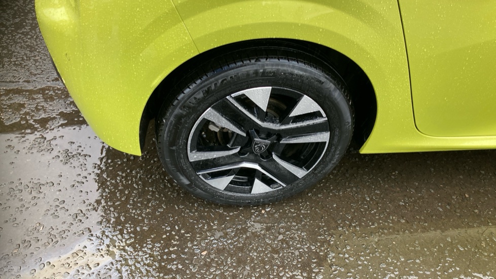 Peugeot 208 1.2 PureTech 100 Allure 5dr Petrol Hatchback - Image 30