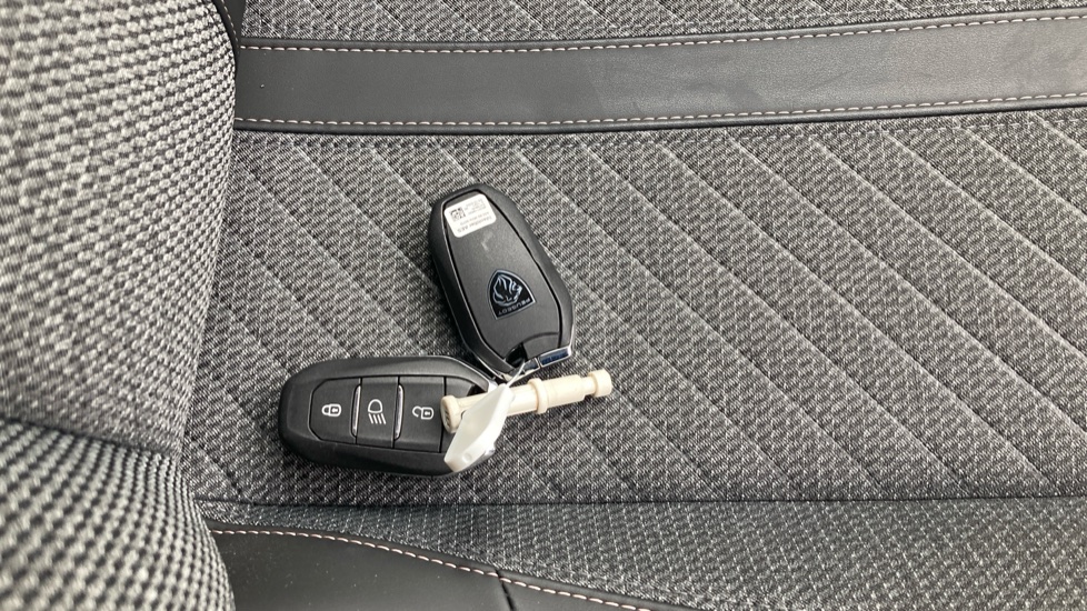 Peugeot 208 1.2 PureTech 100 Allure 5dr Petrol Hatchback - Image 20