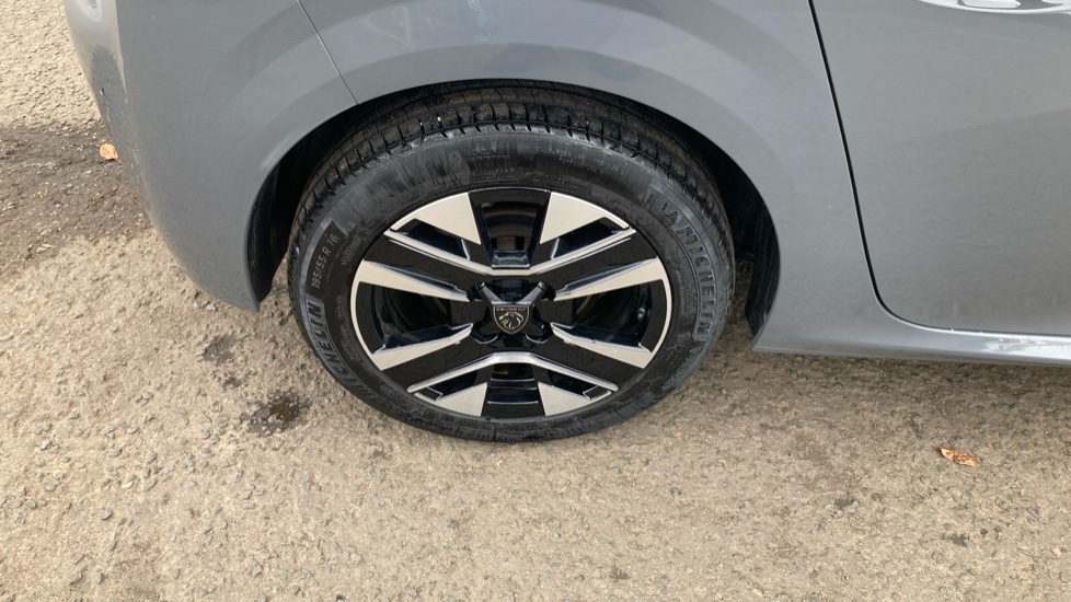 Peugeot 208 1.2 PureTech 100 Allure 5dr Petrol Hatchback - Image 27