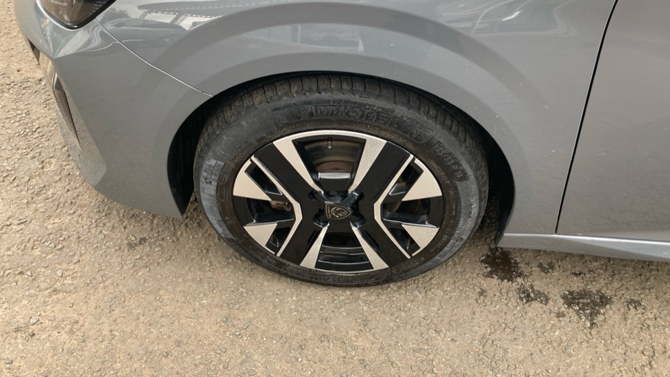 Peugeot 208 1.2 PureTech 100 Allure 5dr Petrol Hatchback - Image 34