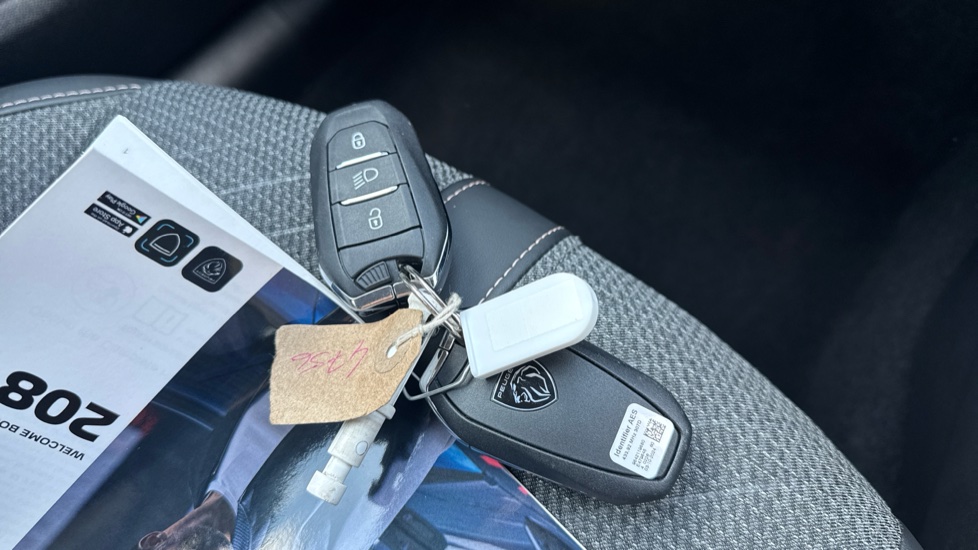Peugeot 208 1.2 PureTech 100 Allure 5dr Petrol Hatchback - Image 20