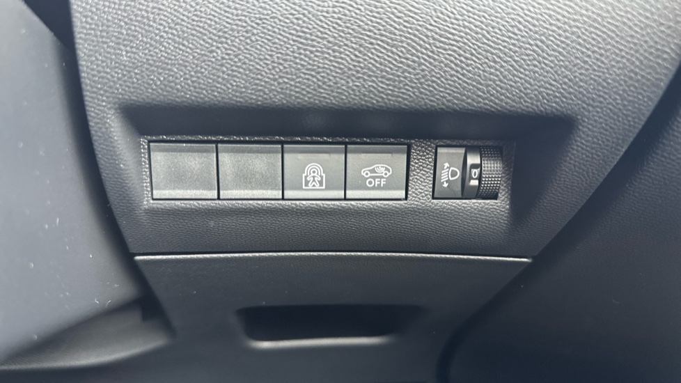Peugeot 208 1.2 PureTech 100 Allure 5dr Petrol Hatchback - Image 23