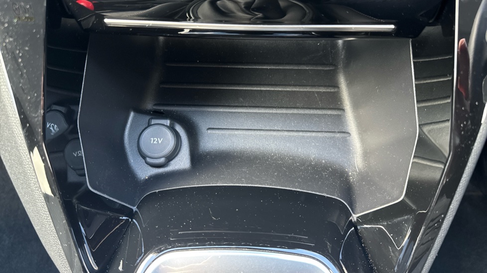 Peugeot 208 1.2 PureTech 100 Allure 5dr Petrol Hatchback - Image 35