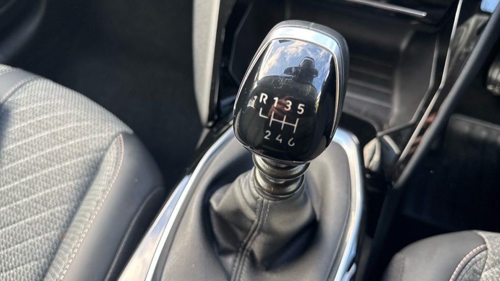 Peugeot 208 1.2 PureTech 100 Allure 5dr Petrol Hatchback - Image 36