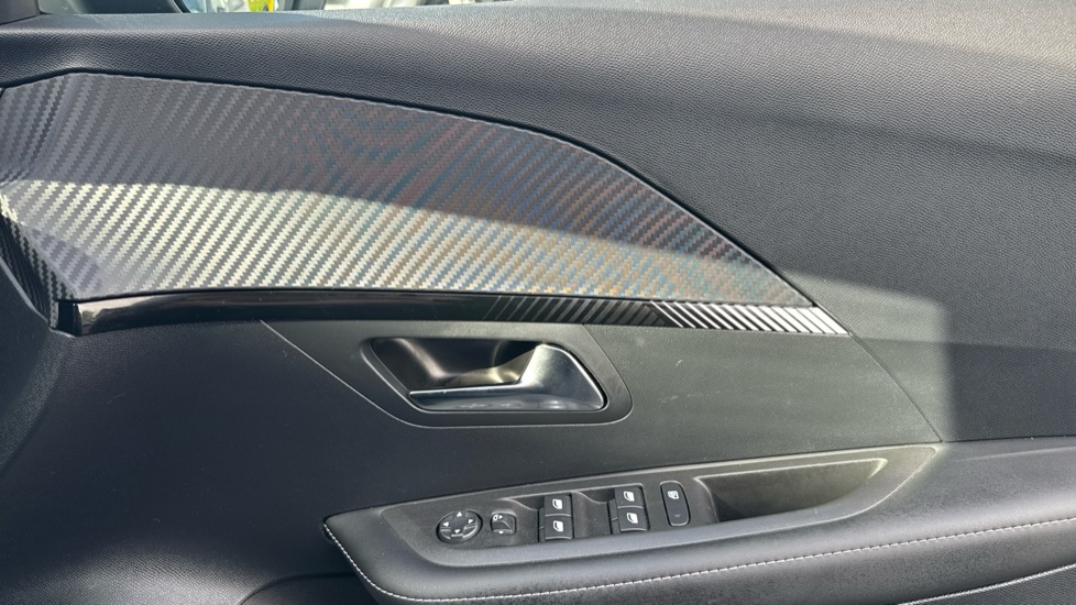 Peugeot 208 1.2 PureTech 100 Allure 5dr Petrol Hatchback - Image 38