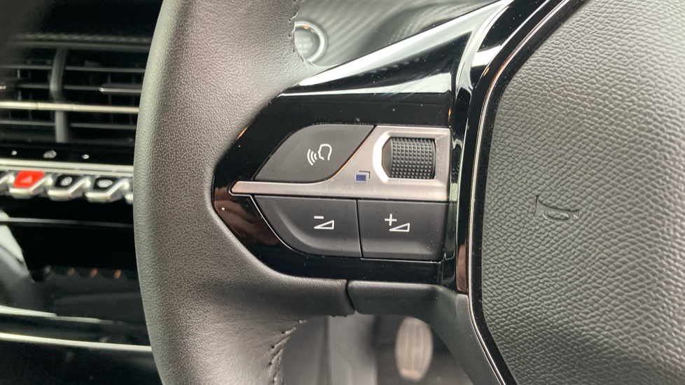 Peugeot 208 1.2 PureTech 100 Allure 5dr Petrol Hatchback - Image 23