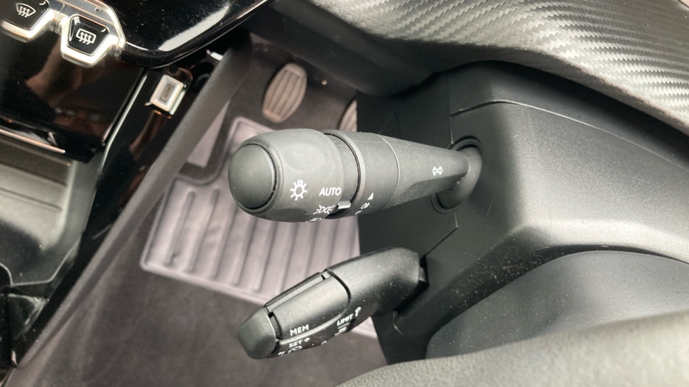 Peugeot 208 1.2 PureTech 100 Allure 5dr Petrol Hatchback - Image 25