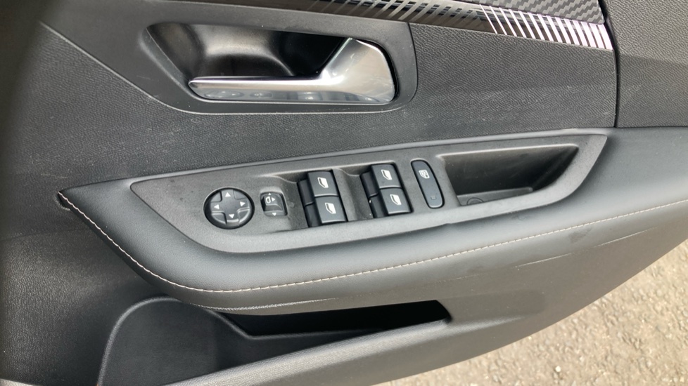 Peugeot 208 1.2 PureTech 100 Allure 5dr Petrol Hatchback - Image 34